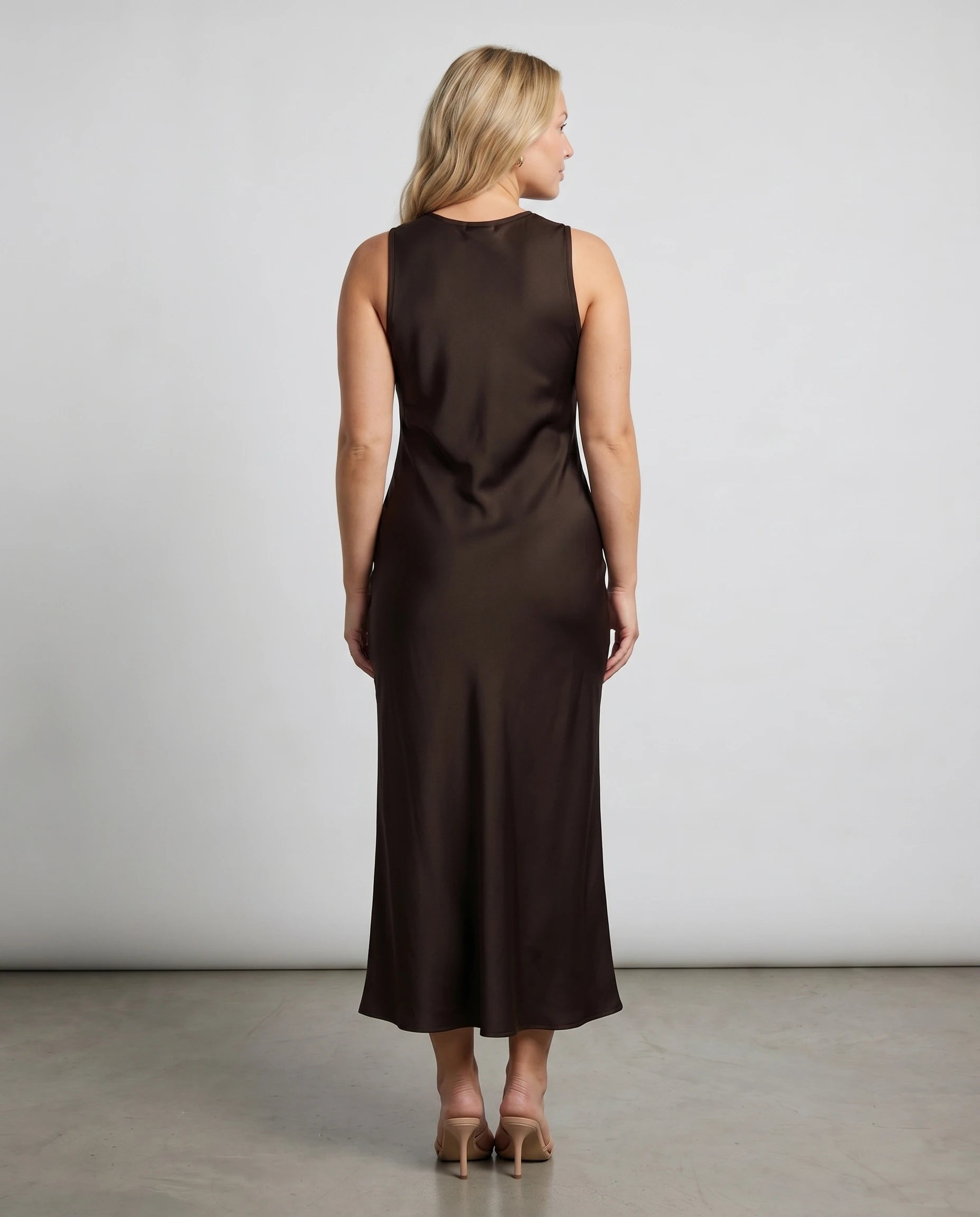 Robe longue effet satin fluide Olympe coloris Café, plein pied dos fermé