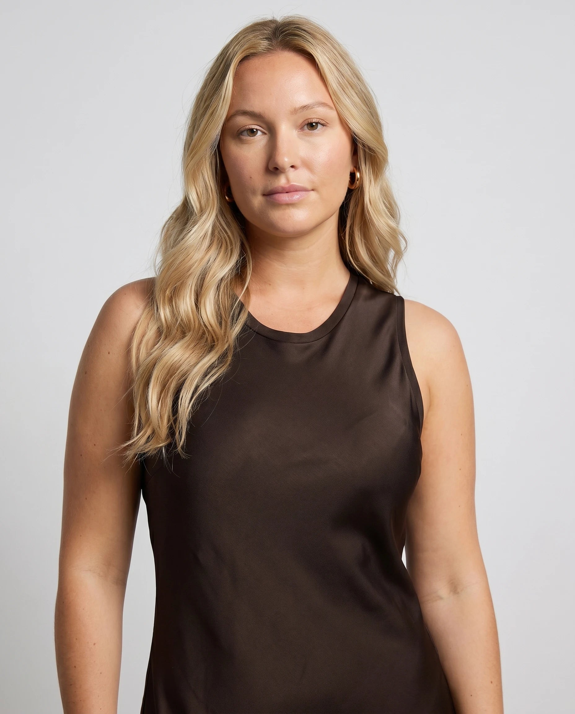 Robe longue effet satin fluide Olympe coloris Café, portrait close-up