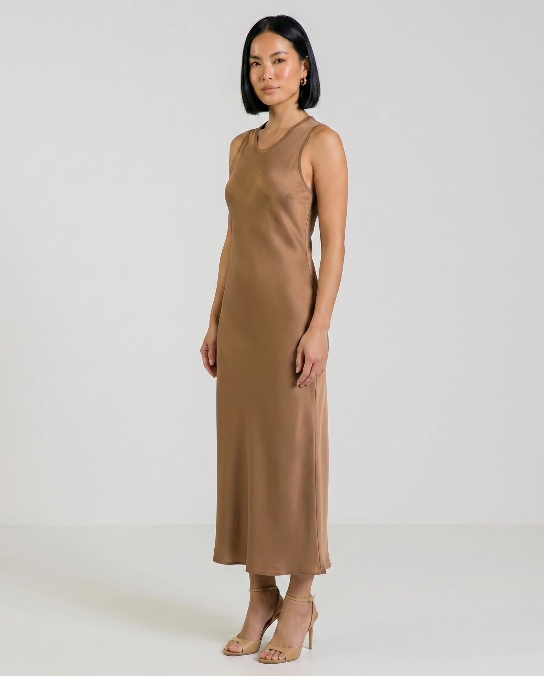 Robe longue effet satin fluide Olympe coloris Marron clair, plein pied profil