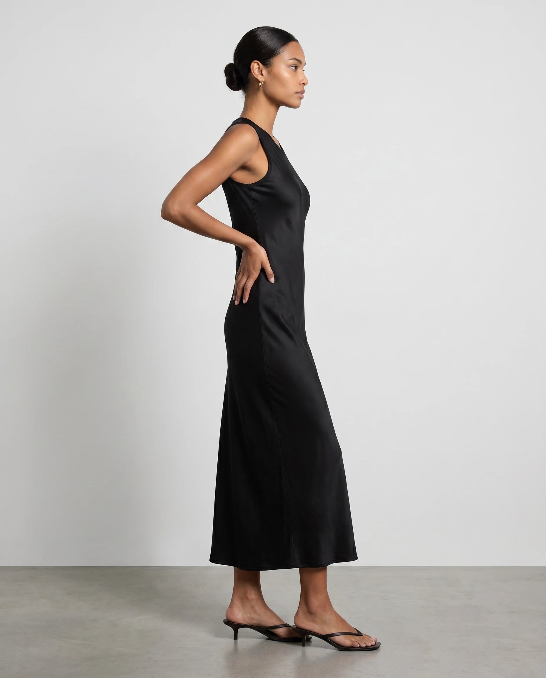 Robe longue effet satin fluide Olympe coloris Noir, plein pied profil contre mur