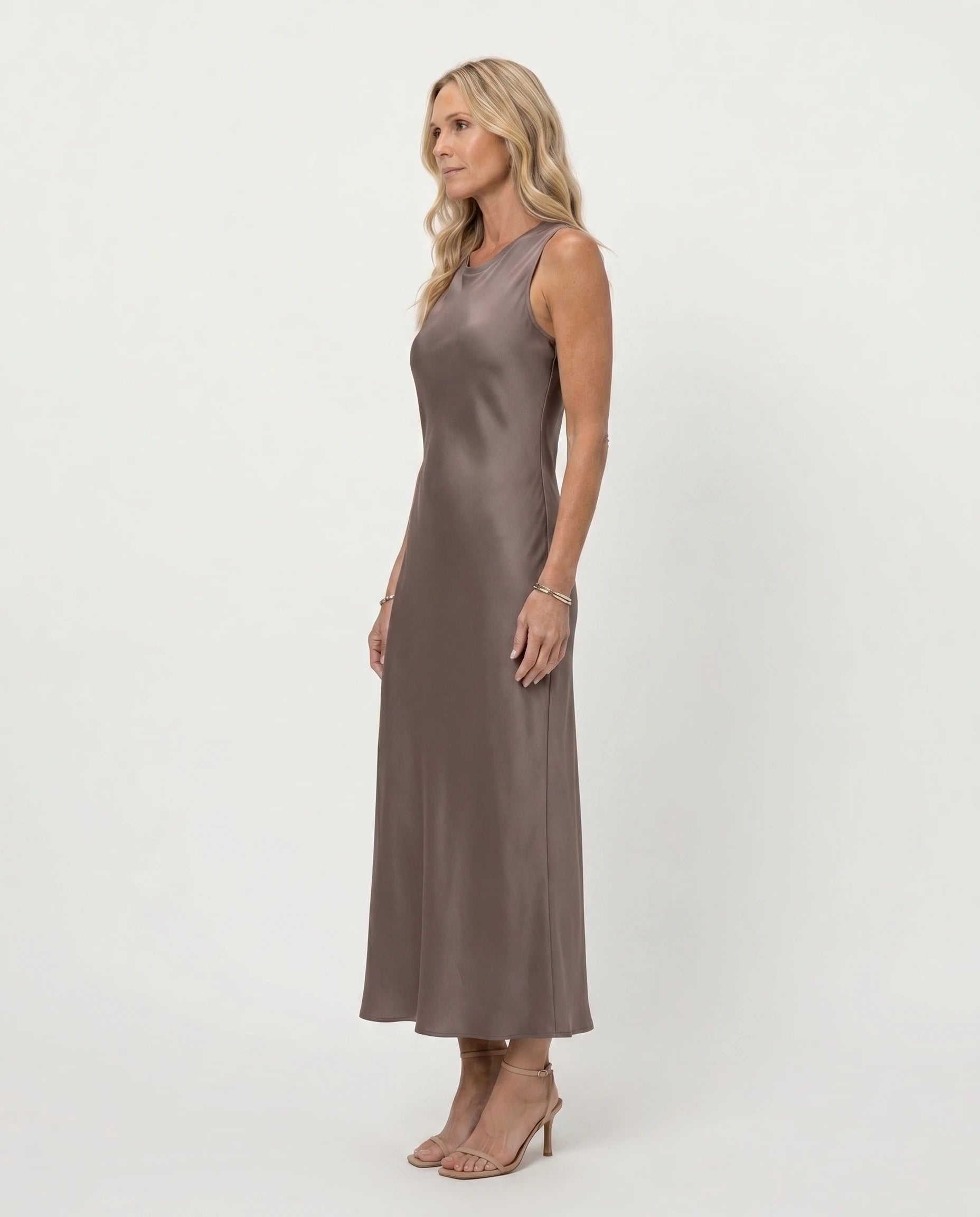 Robe longue effet satin fluide Olympe coloris Taupe, plein pied profil