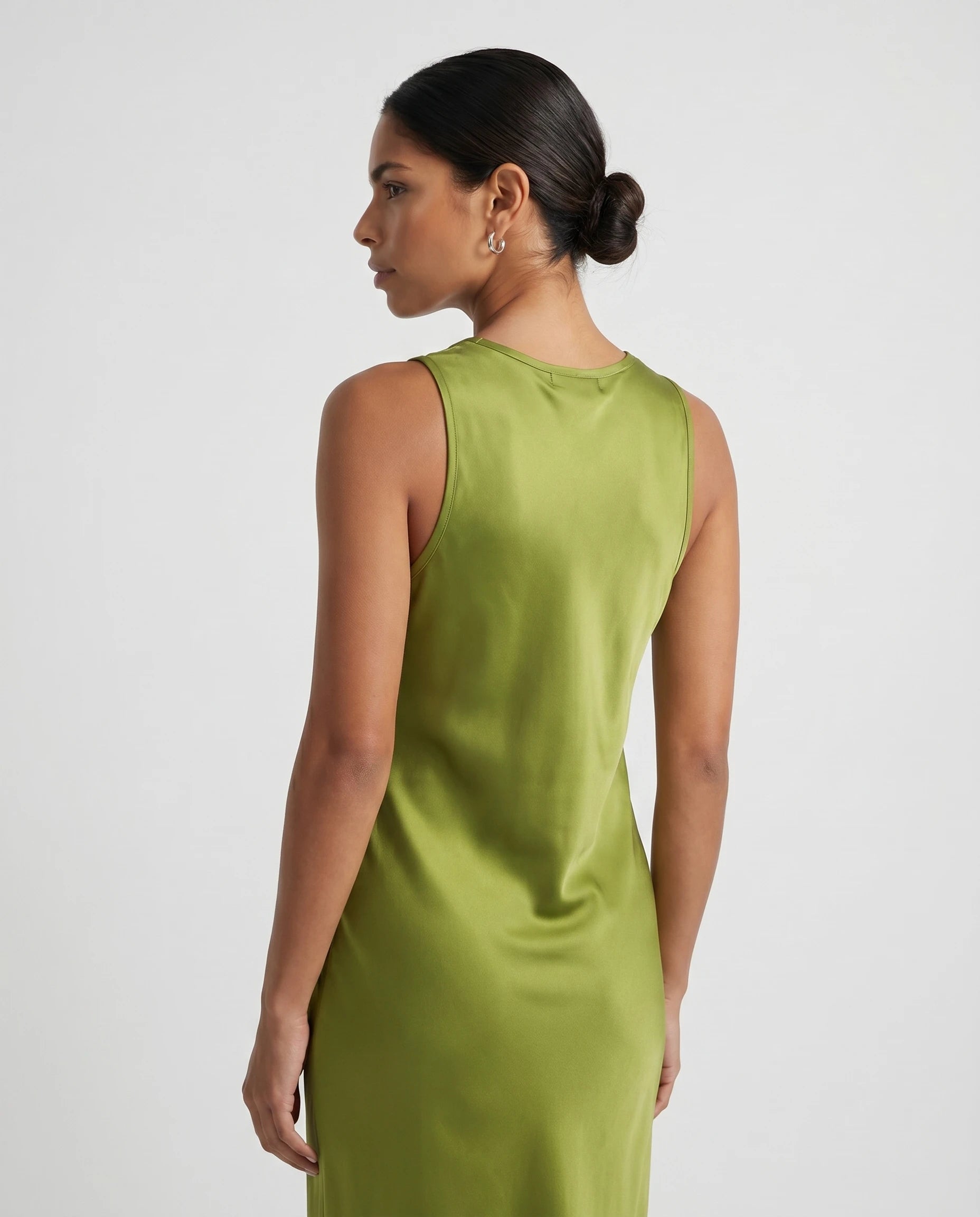 Robe longue effet satin fluide Olympe coloris Vert olive, portrait 3/4 dos