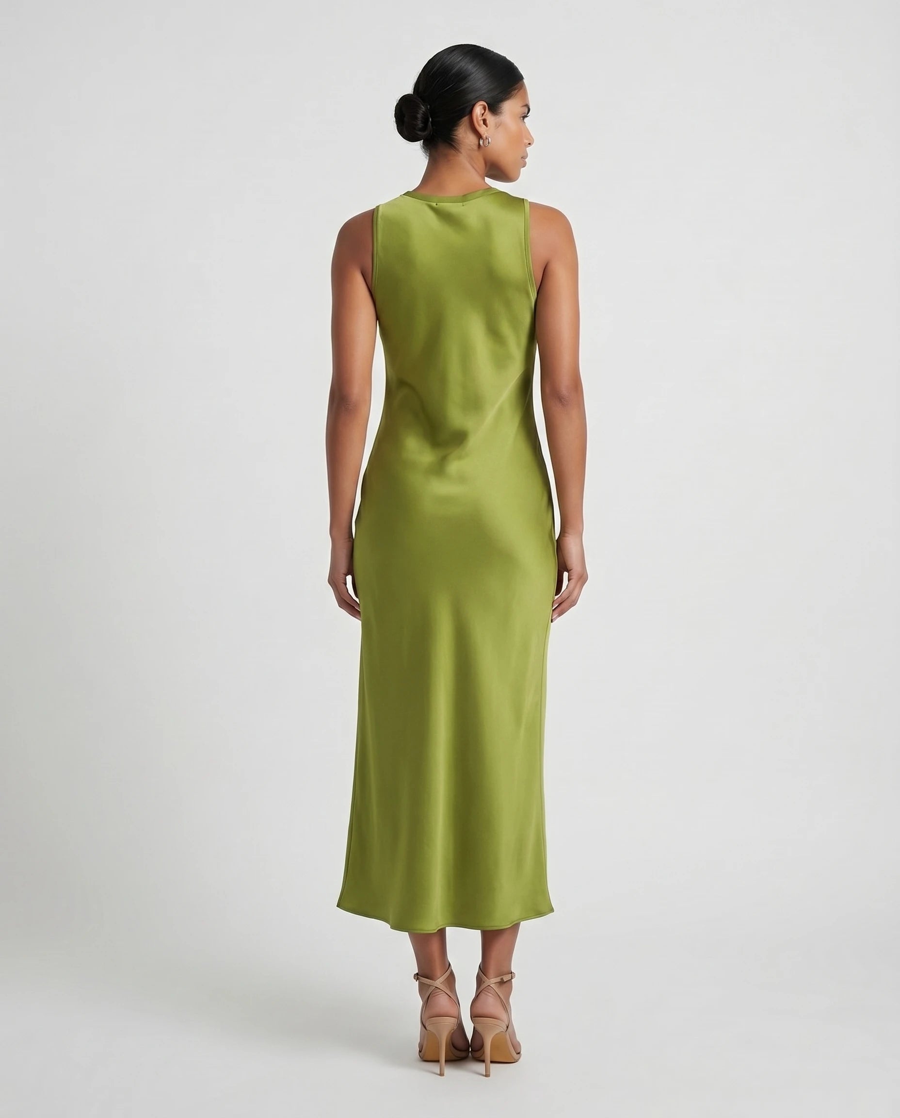 Robe longue effet satin fluide Olympe coloris Vert olive, plein pied dos fermé