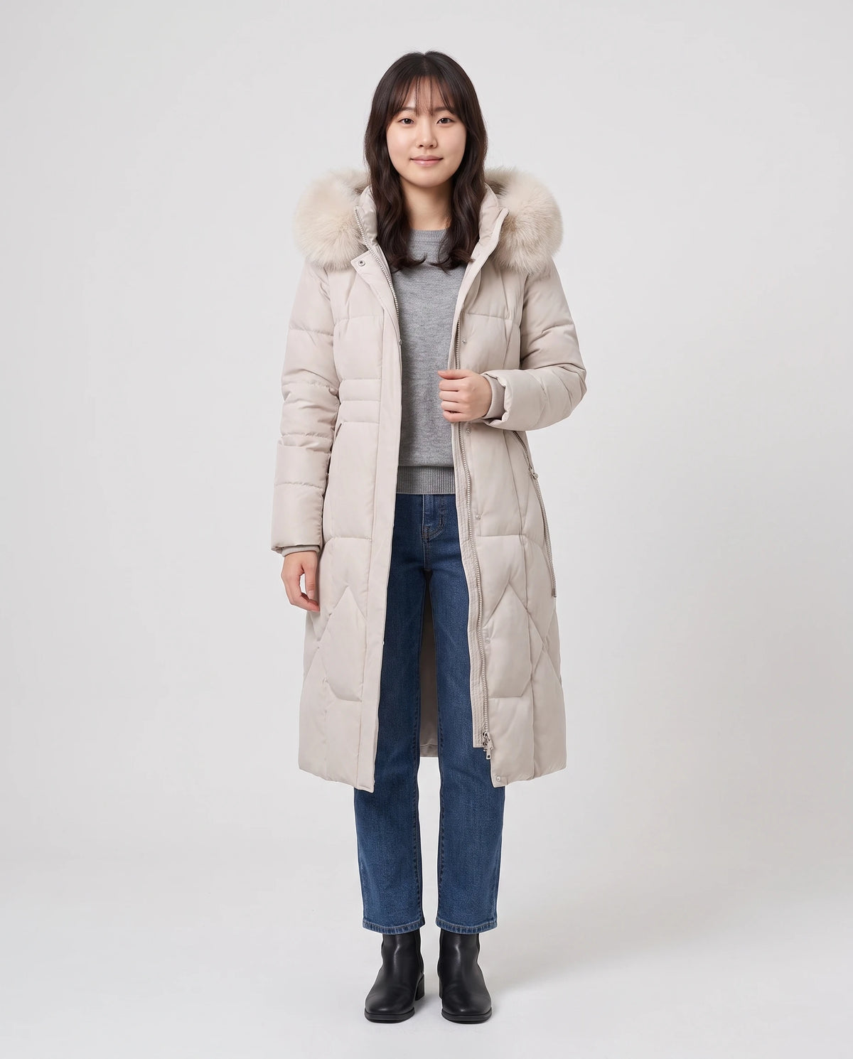 Lange taillierte Parka mit Kunstfellkapuze Noa in Beige, Vorderansicht in ganzer Länge, geschlossen