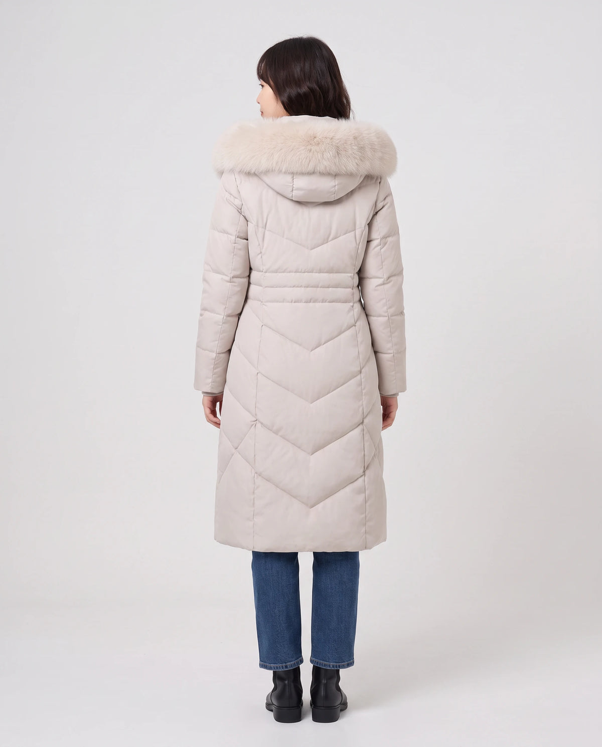 Lange taillierte Parka mit Kunstfellkapuze Noa in Beige, Rückansicht, Kapuze auf dem Rücken
