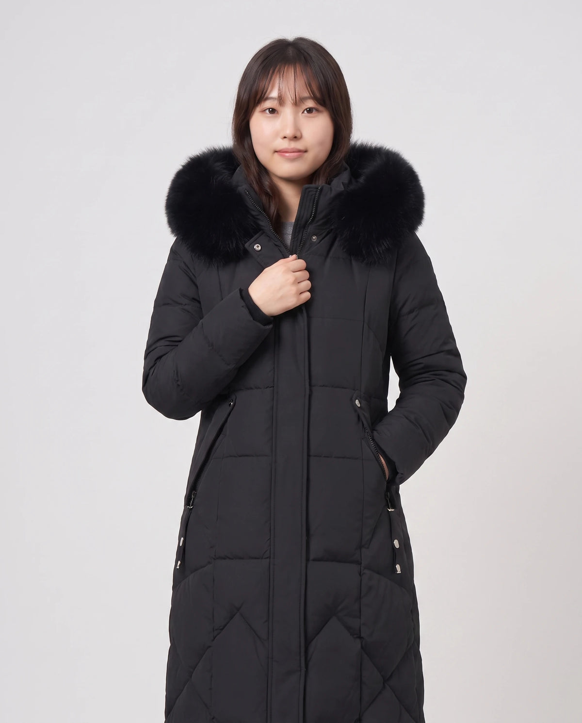 Parka longue cintrée à capuche fausse fourrure Noa en Noir, plan rapproché de face, zippée, capuche baissée