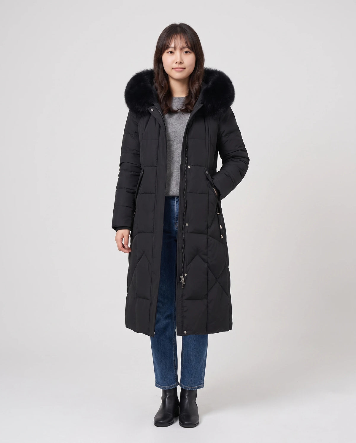 Parka longue cintrée à capuche fausse fourrure Noa en Noir, vue de face en pied, zippée