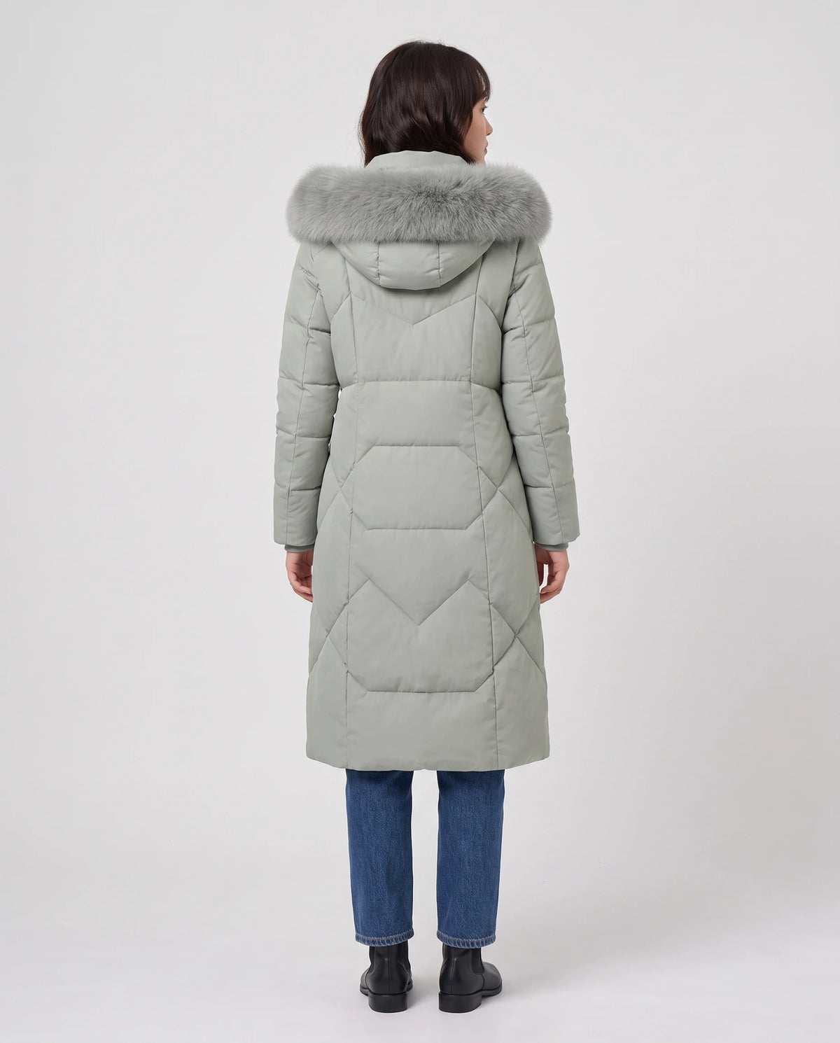 Lange taillierte Parka mit Kunstfellkapuze Noa in Salbeigrün, Rückansicht, Kapuze auf dem Rücken