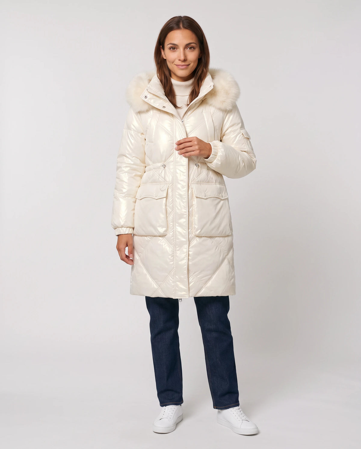 Parka mi-longue brillante à capuche fausse fourrure Vanessa en Blanc Cassé, vue de face en pied, zippée