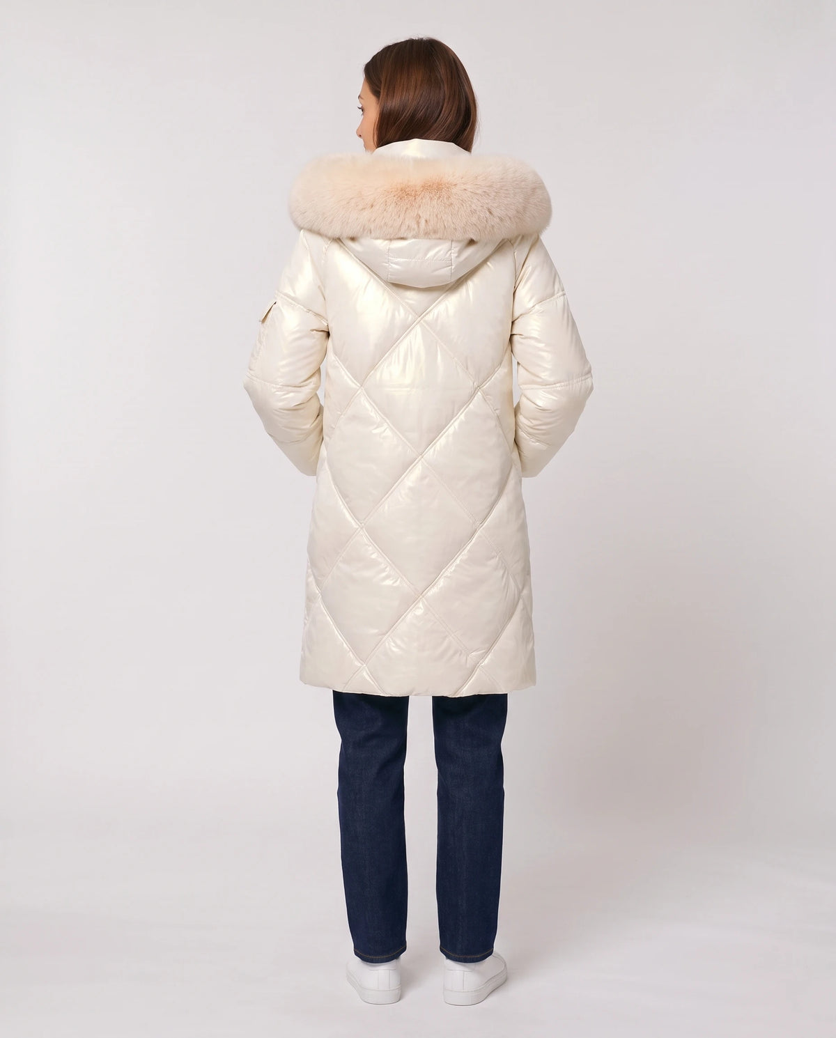 Parka mi-longue brillante à capuche fausse fourrure Vanessa en Blanc Cassé, vue de dos, capuche reposant sur le dos