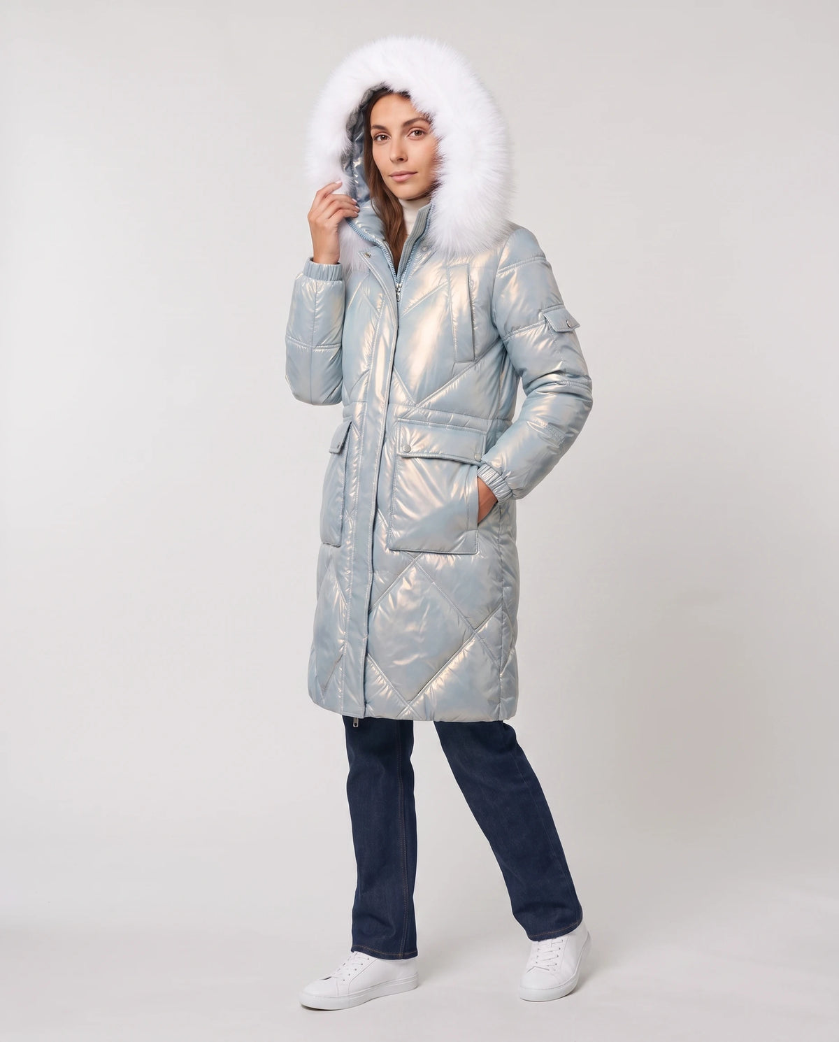 Parka mi-longue brillante à capuche fausse fourrure Vanessa en Bleu Ciel, vue de trois quarts, capuche fausse fourrure relevée