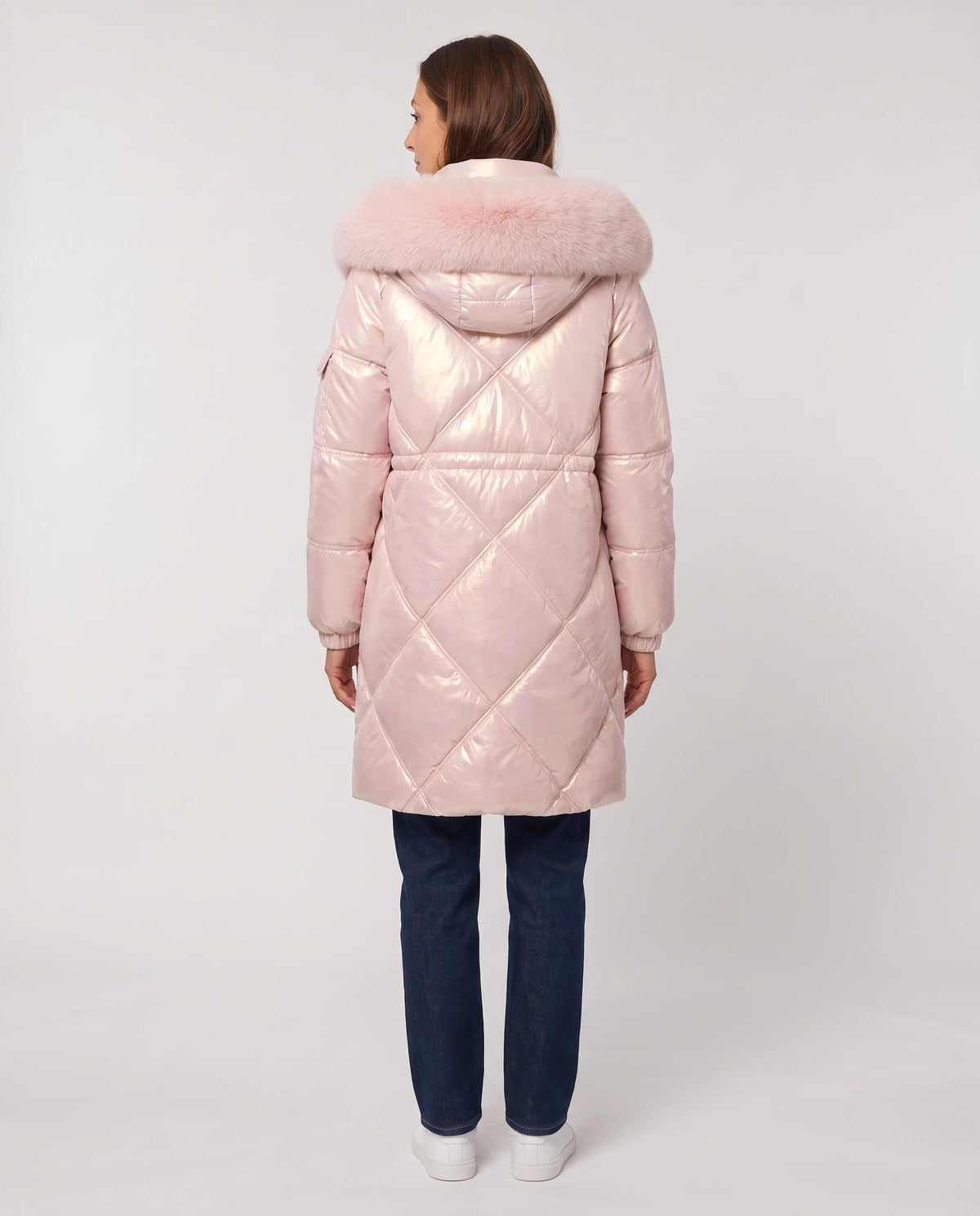 Parka mi-longue brillante à capuche fausse fourrure Vanessa en Rose, vue de dos, capuche reposant sur le dos