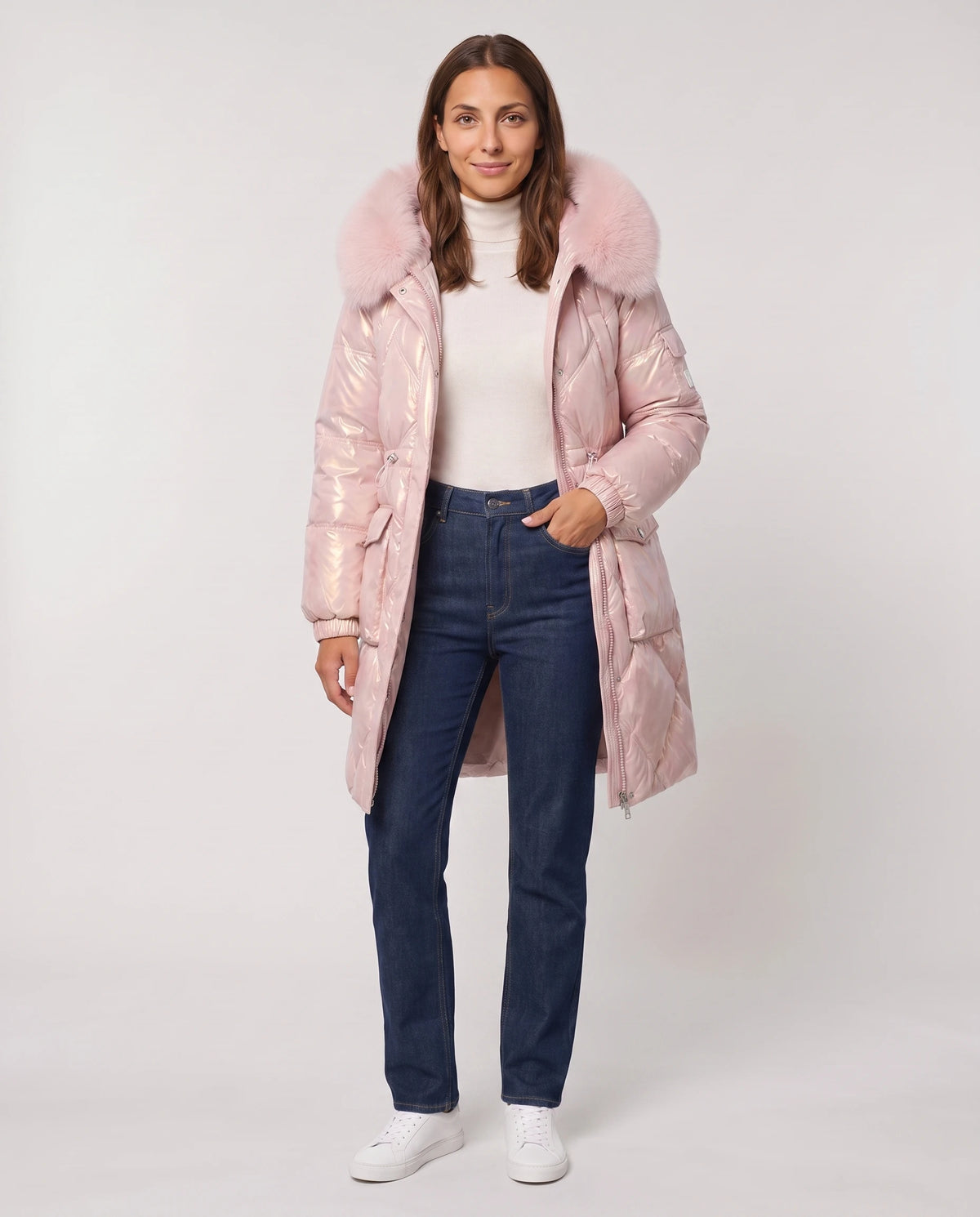 Parka mi-longue brillante à capuche fausse fourrure Vanessa en Rose, portée ouverte sur un col roulé écru