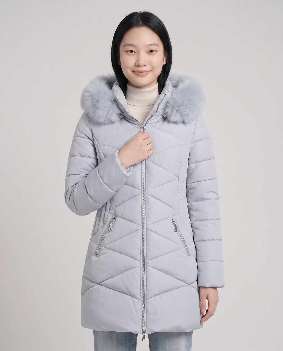 Parka mi-longue cintrée à capuche fausse fourrure Paola en Bleu Gris, plan rapproché de face, zippée, capuche baissée