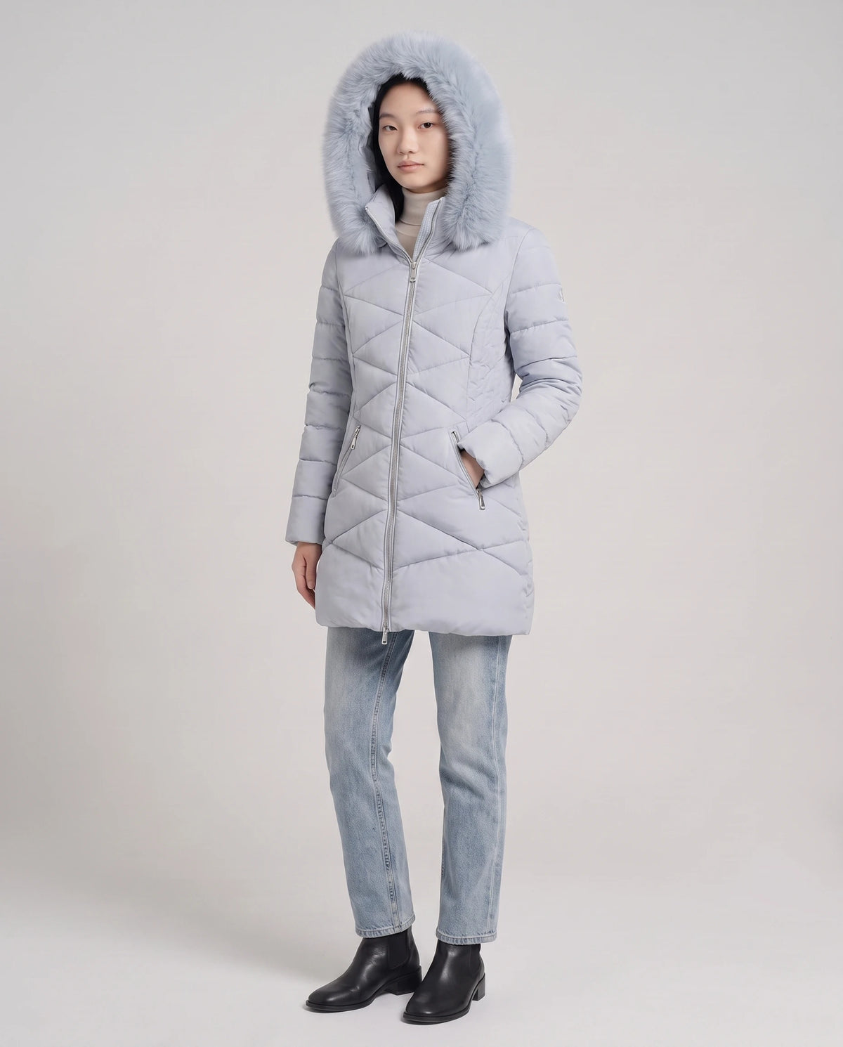 Parka mi-longue cintrée à capuche fausse fourrure Paola en Bleu Gris, vue de trois quarts, capuche fausse fourrure relevée