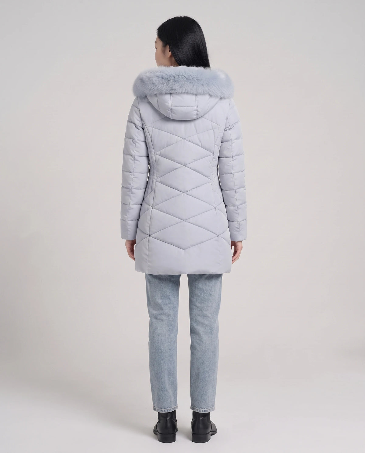 Parka mi-longue cintrée à capuche fausse fourrure Paola en Bleu Gris, vue de dos, capuche reposant sur le dos