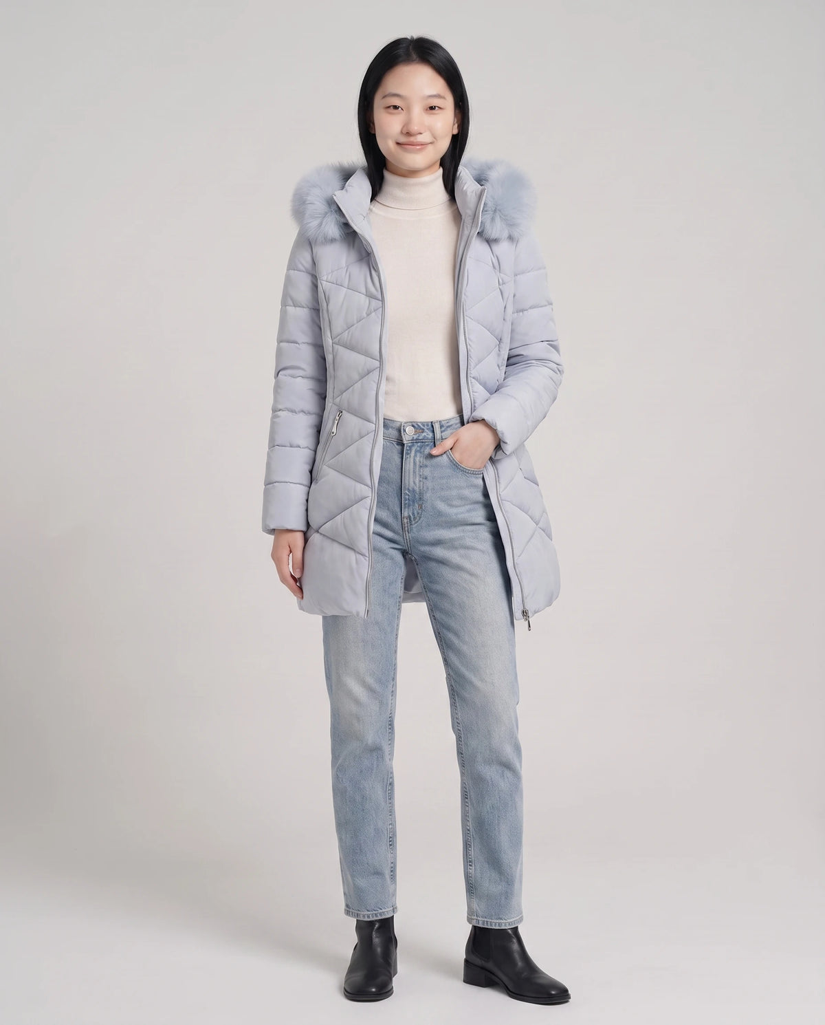 Parka mi-longue cintrée à capuche fausse fourrure Paola en Bleu Gris, portée ouverte sur un col roulé crème