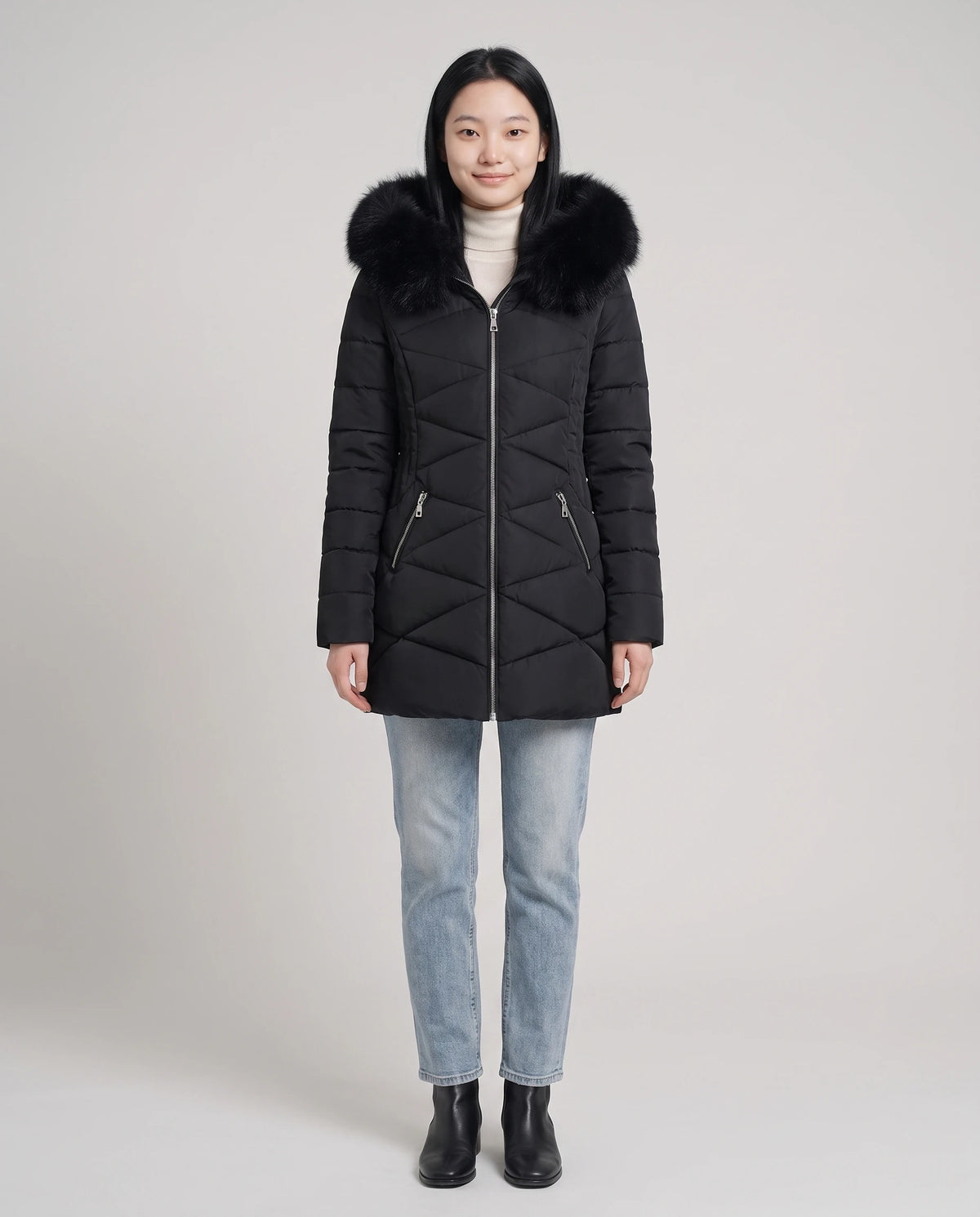Parka mi-longue cintrée à capuche fausse fourrure Paola en Noir, vue de face en pied, zippée