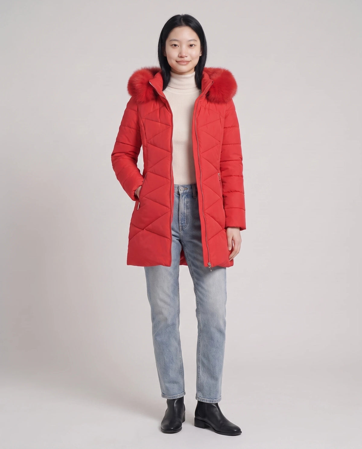 Parka mi-longue cintrée à capuche fausse fourrure Paola en Rouge, portée ouverte sur un col roulé crème