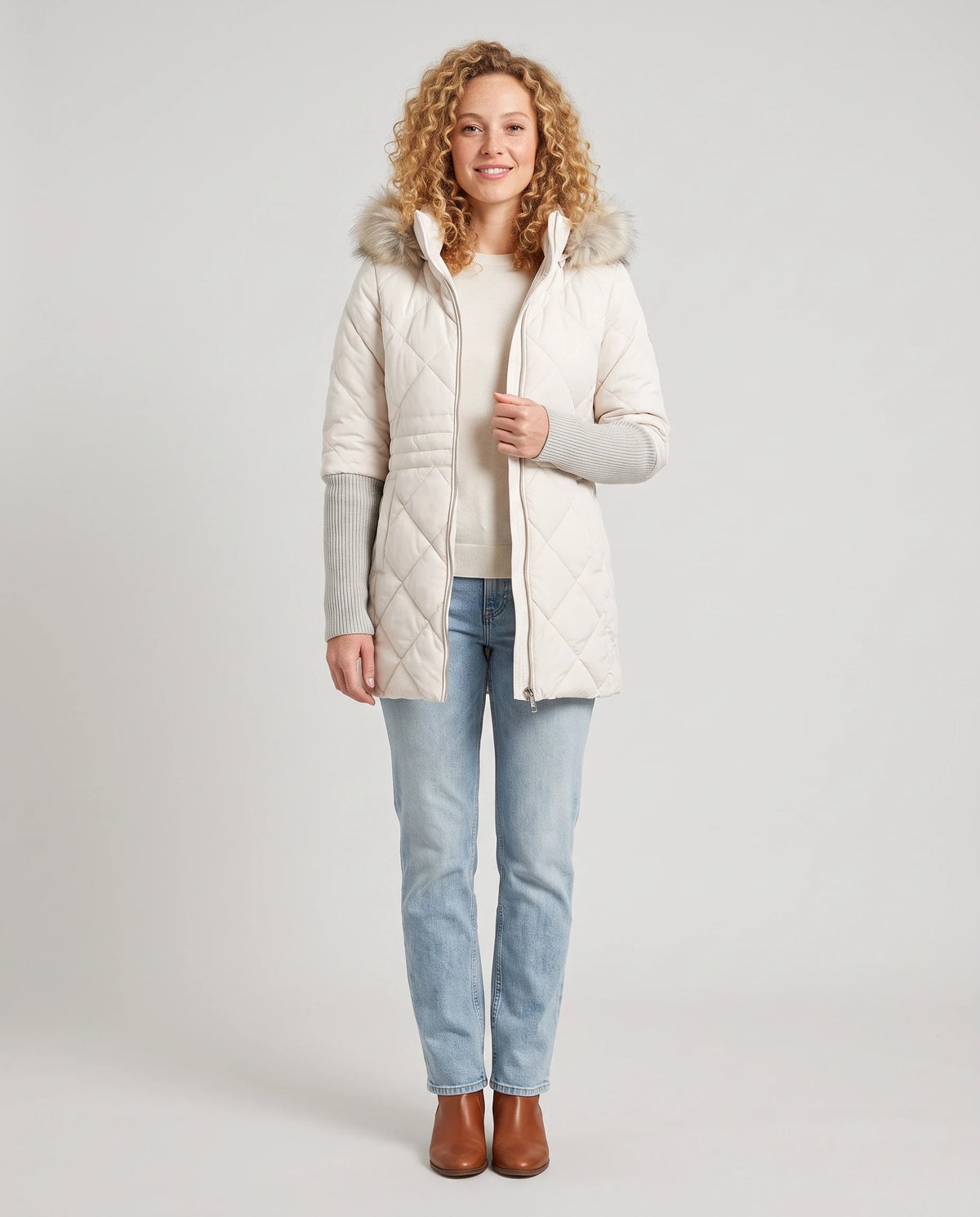 Parka mi-longue matelassée à manches tricot Ava en Blanc, vue de face en pied, zippée