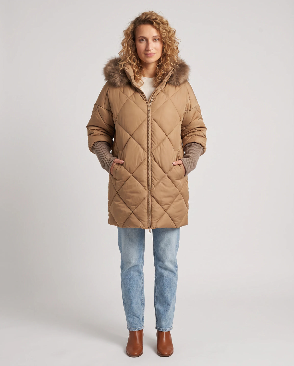 Parka mi-longue matelassée à manches tricot Ava en Camel, vue de face en pied, zippée