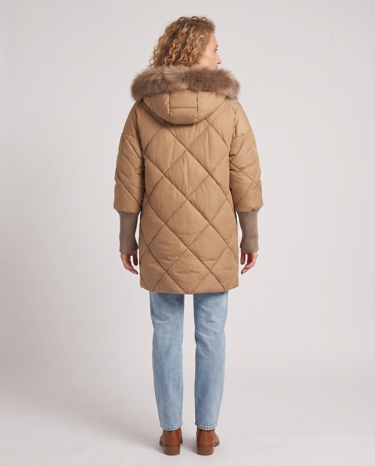 Parka mi-longue matelassée à manches tricot Ava en Camel, vue de dos, capuche reposant sur le dos