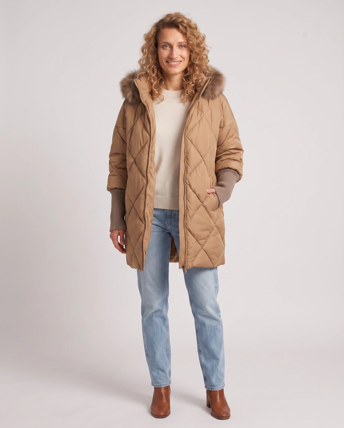 Parka mi-longue matelassée à manches tricot Ava en Camel, portée ouverte sur un pull écru