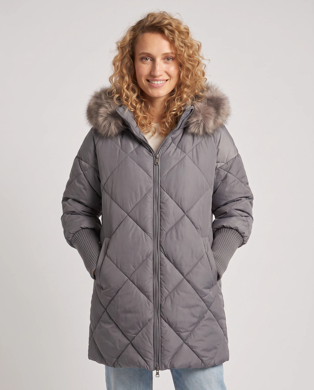 Parka mi-longue matelassée à manches tricot Ava en Gris, plan rapproché de face, zippée, capuche baissée