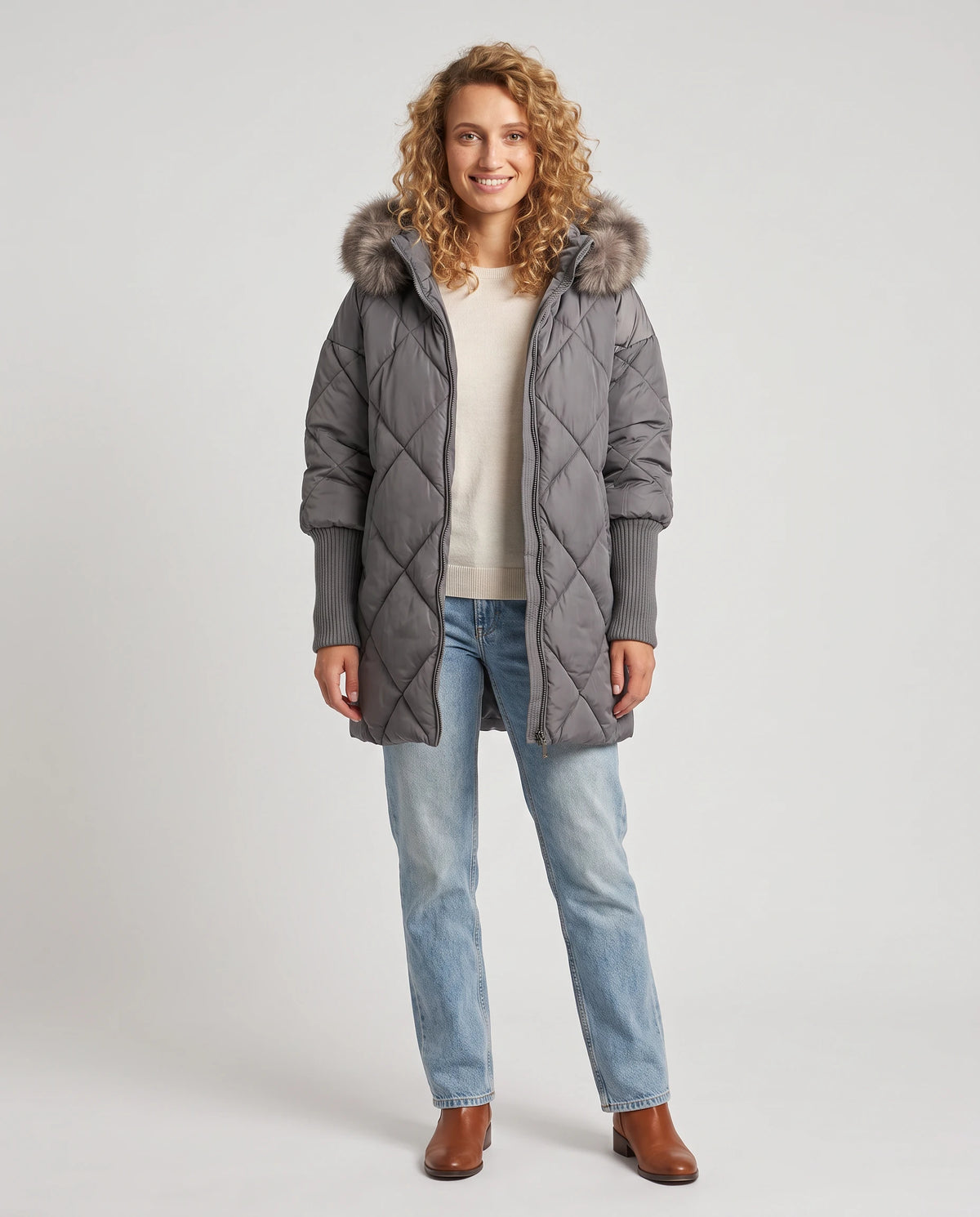 Parka mi-longue matelassée à manches tricot Ava en Gris, vue de face en pied, zippée