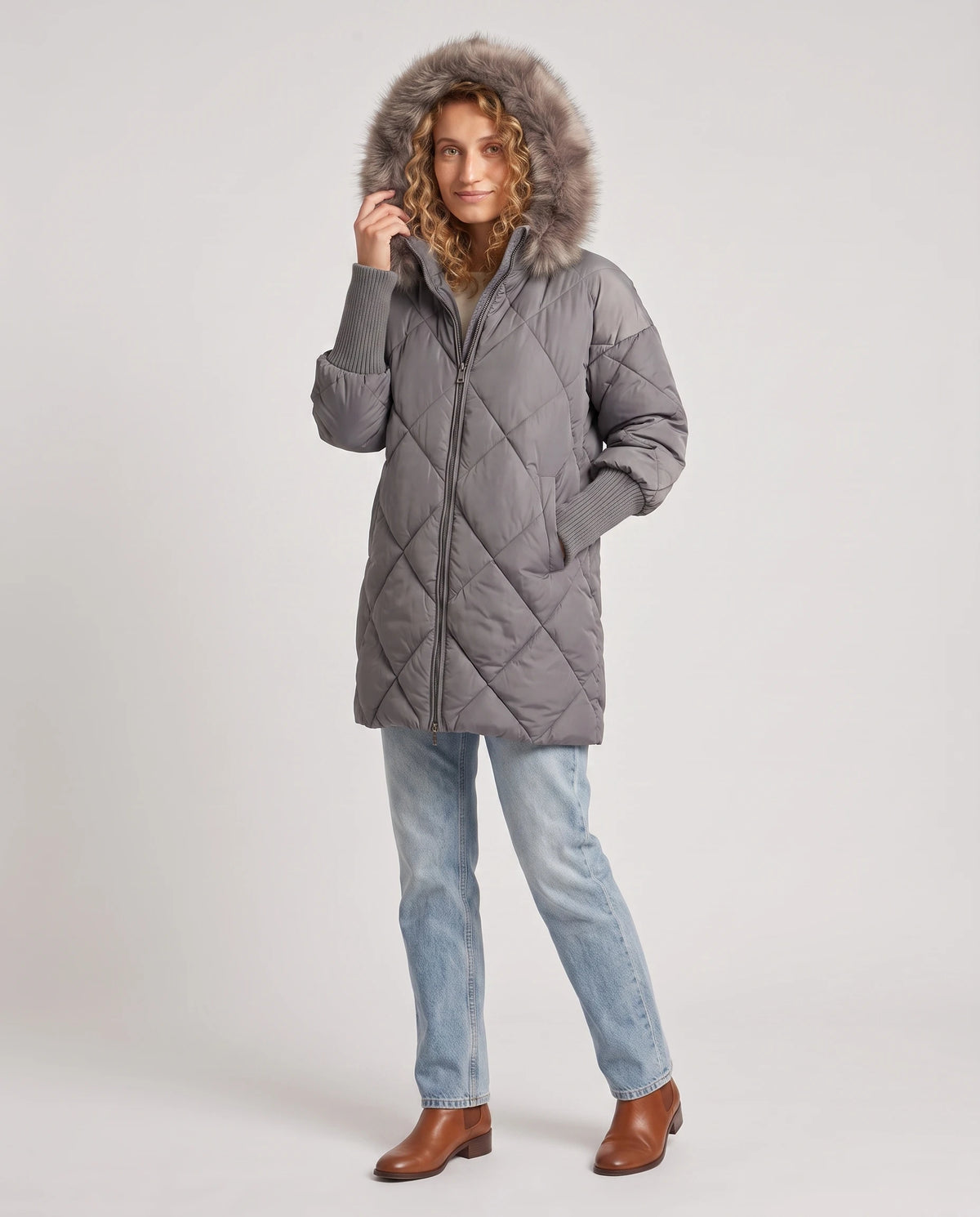 Parka mi-longue matelassée à manches tricot Ava en Gris, vue de trois quarts, capuche fausse fourrure relevée