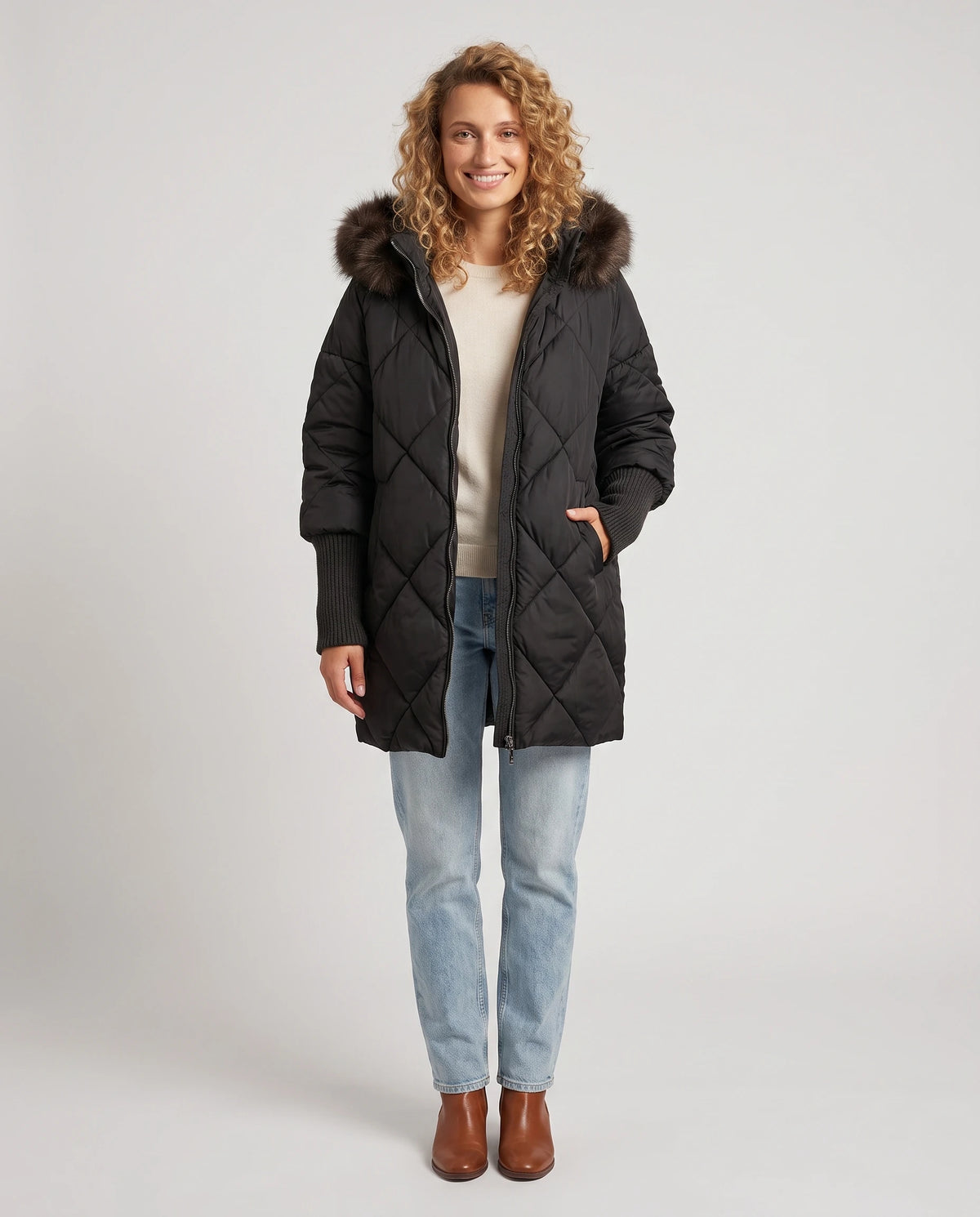 Parka mi-longue matelassée à manches tricot Ava en Noir, vue de face en pied, zippée