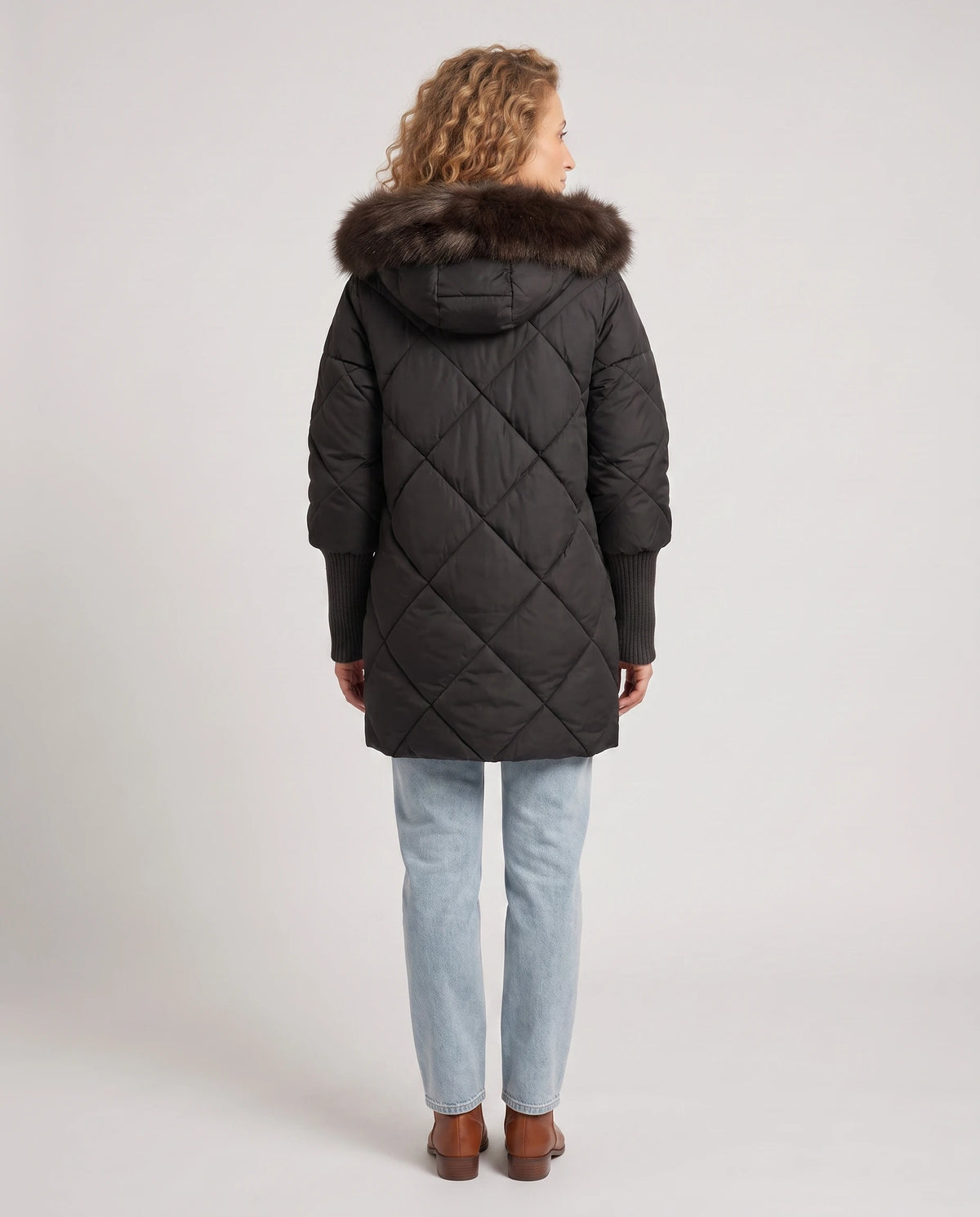 Parka mi-longue matelassée à manches tricot Ava en Noir, vue de dos, capuche reposant sur le dos