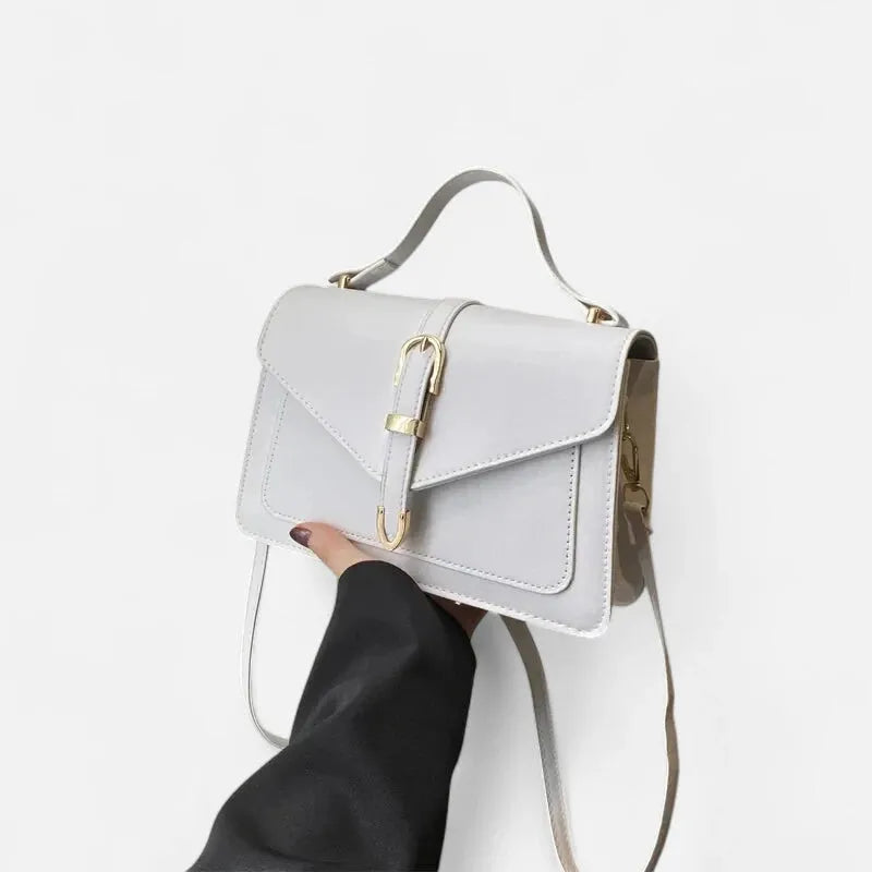 Petit sac à main bandoulière à rabat aux finitions doré Isaline