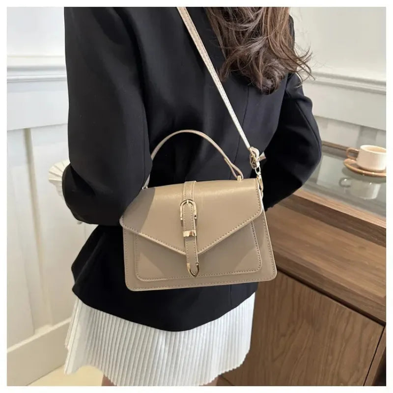 Petit sac à main bandoulière à rabat aux finitions doré Isaline