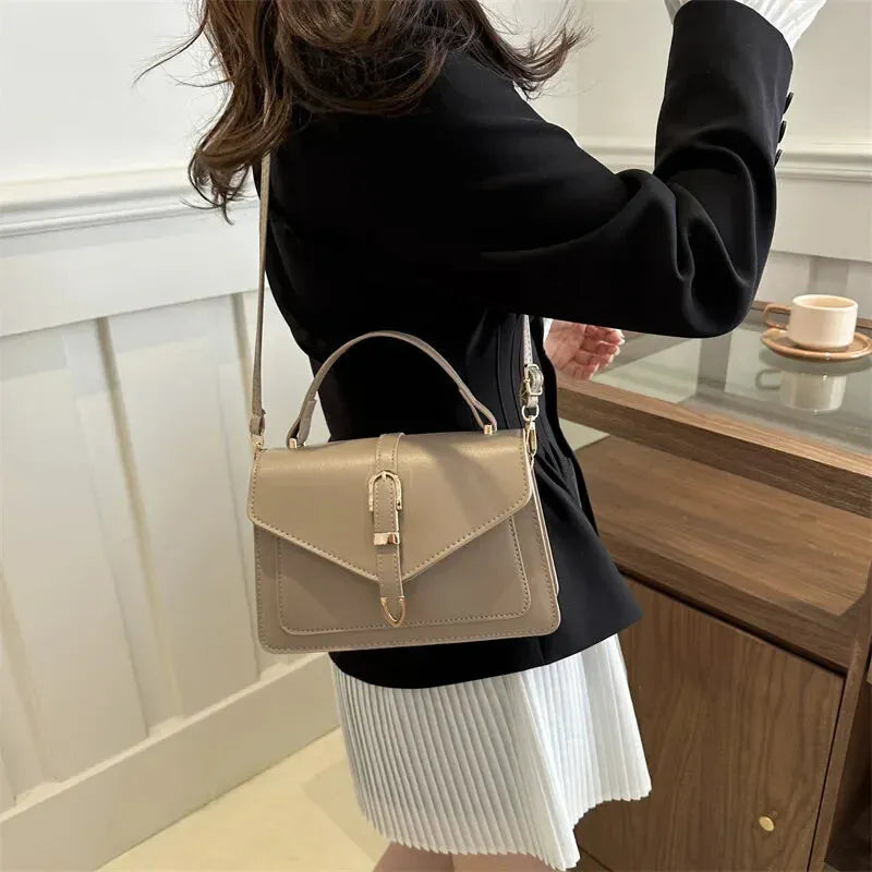 Petit sac à main bandoulière à rabat aux finitions doré Isaline