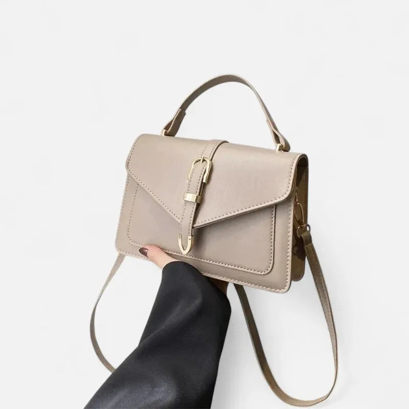 Petit sac à main bandoulière à rabat aux finitions doré Isaline