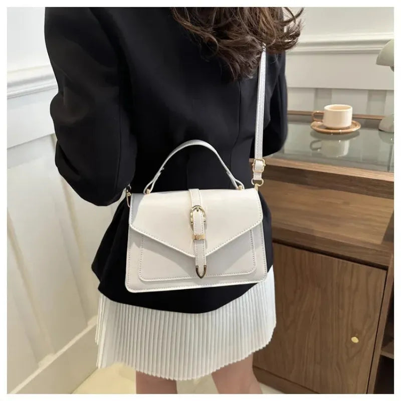 Petit sac à main bandoulière à rabat aux finitions doré Isaline