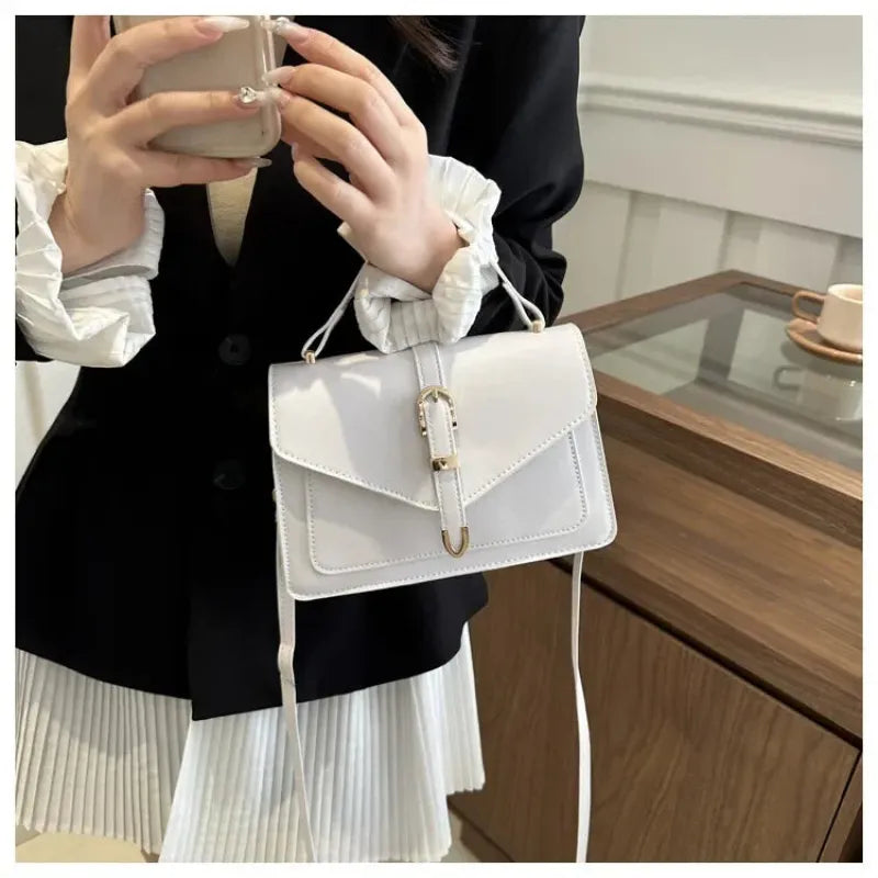 Petit sac à main bandoulière à rabat aux finitions doré Isaline