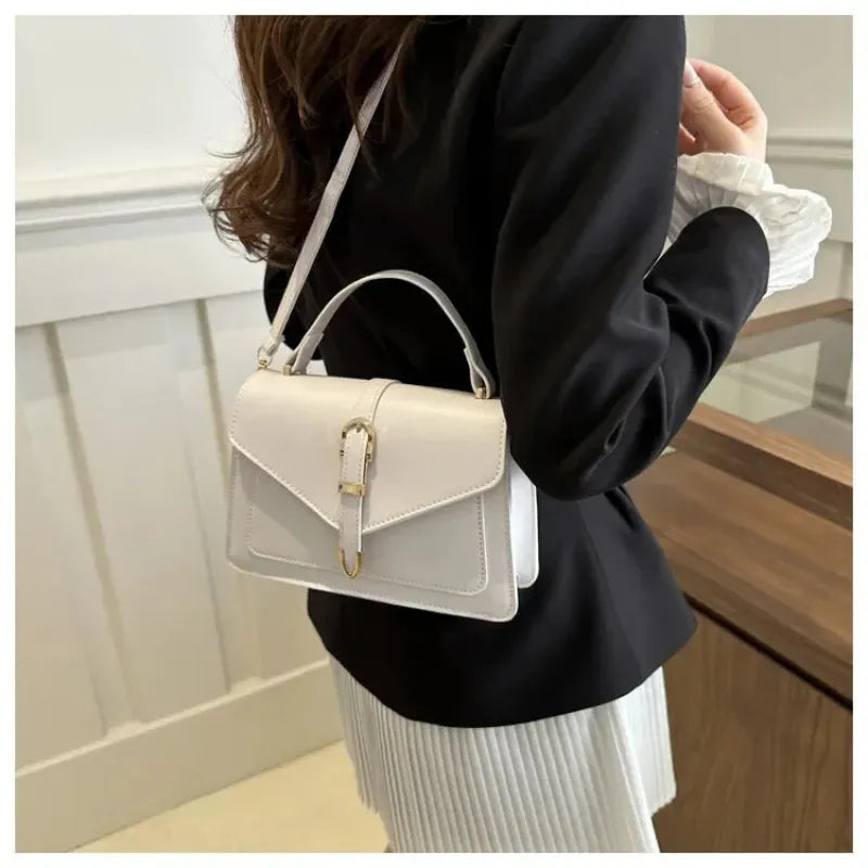Petit sac à main bandoulière à rabat aux finitions doré Isaline