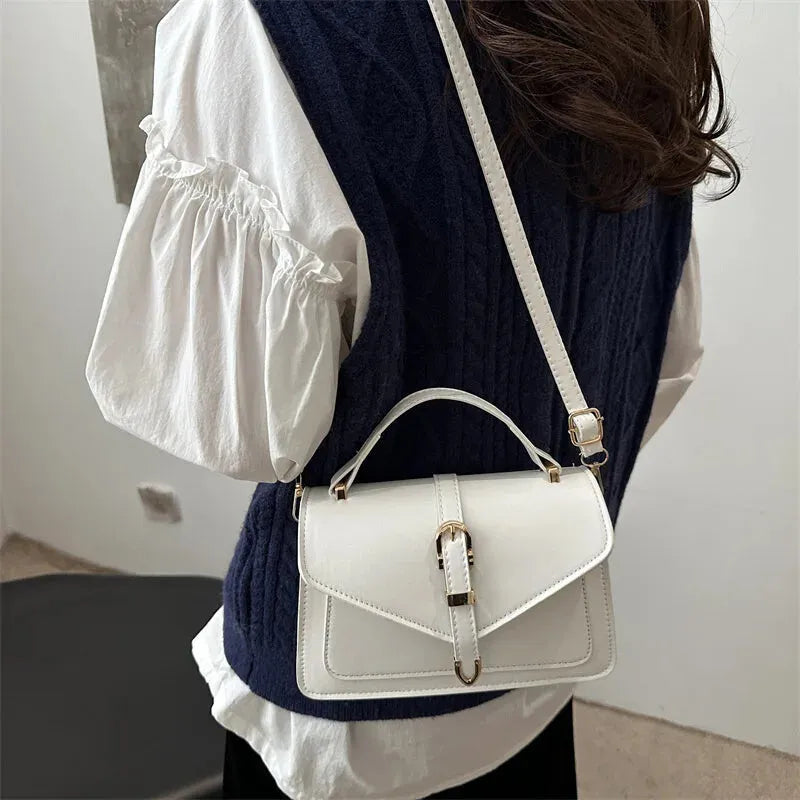 Petit sac à main bandoulière à rabat aux finitions doré Isaline