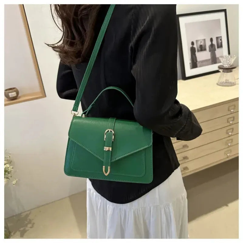 Petit sac à main bandoulière à rabat aux finitions doré Isaline