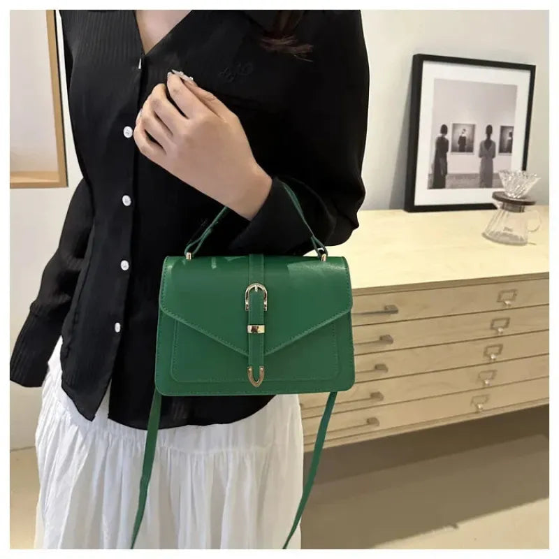 Petit sac à main bandoulière à rabat aux finitions doré Isaline
