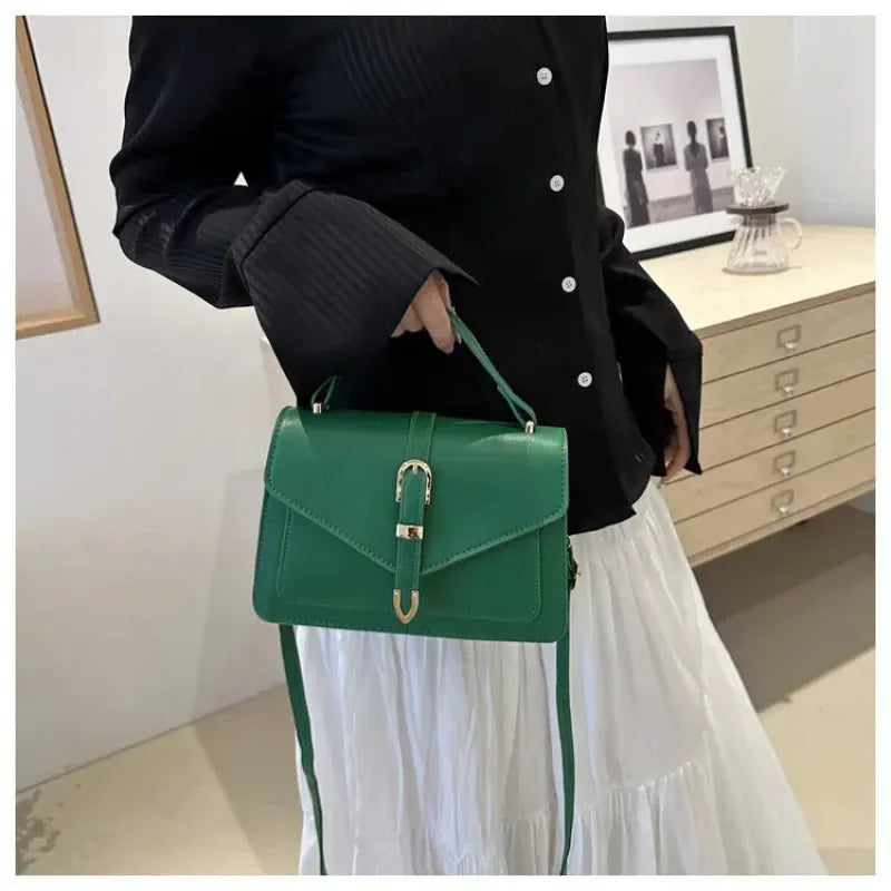 Petit sac à main bandoulière à rabat aux finitions doré Isaline