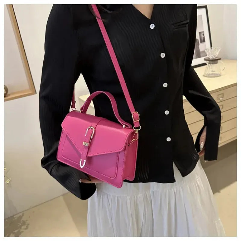 Petit sac à main bandoulière à rabat aux finitions doré Isaline