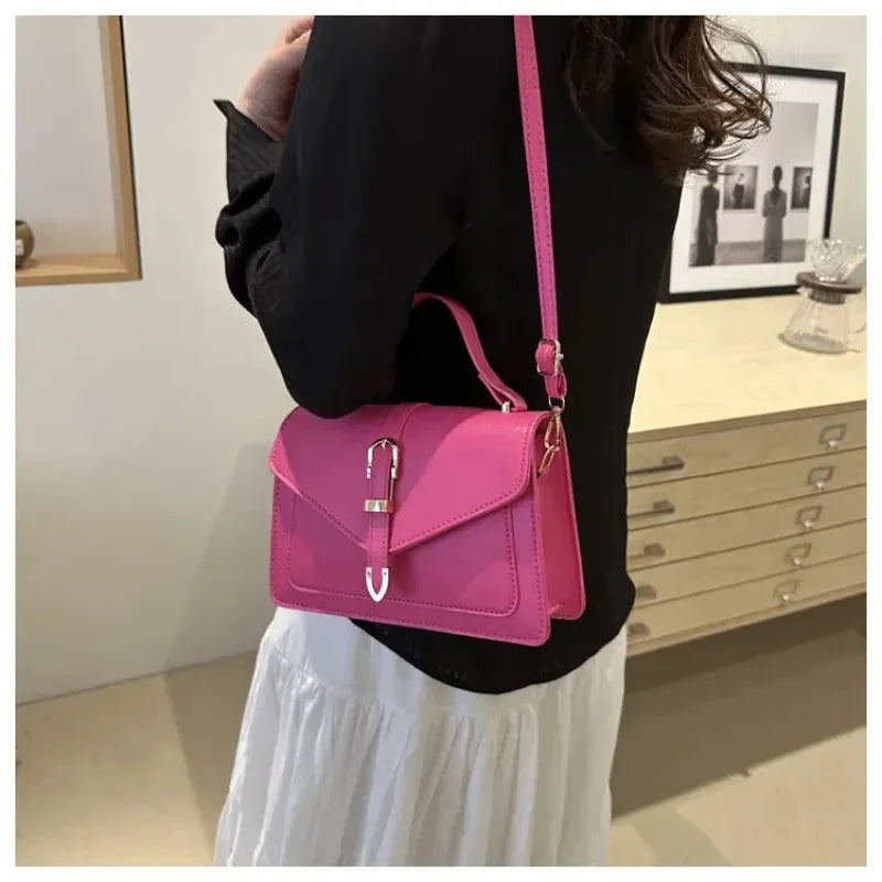 Petit sac à main bandoulière à rabat aux finitions doré Isaline