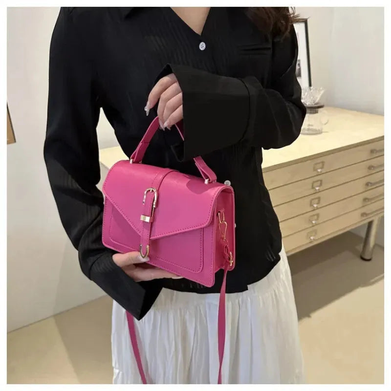 Petit sac à main bandoulière à rabat aux finitions doré Isaline
