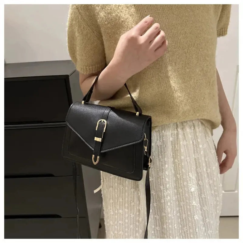Petit sac à main bandoulière à rabat aux finitions doré Isaline