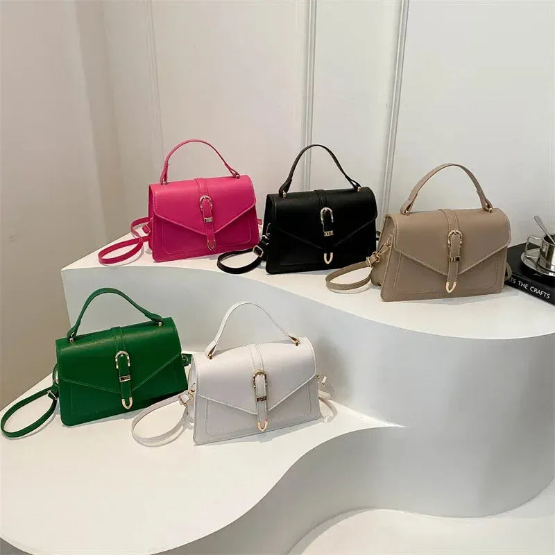 Petit sac à main bandoulière à rabat aux finitions doré Isaline