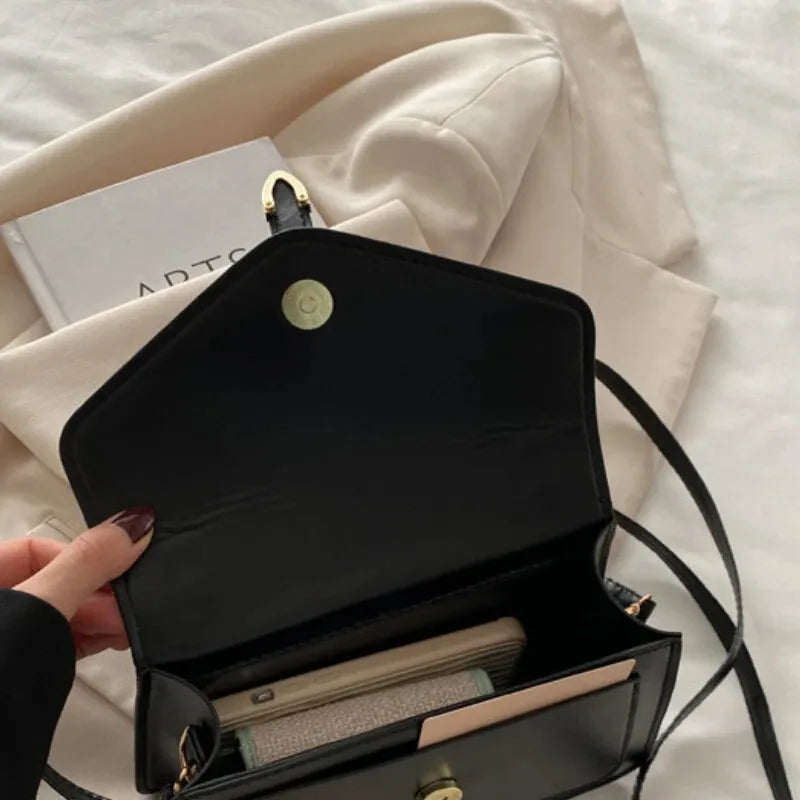 Petit sac à main bandoulière à rabat aux finitions doré Isaline