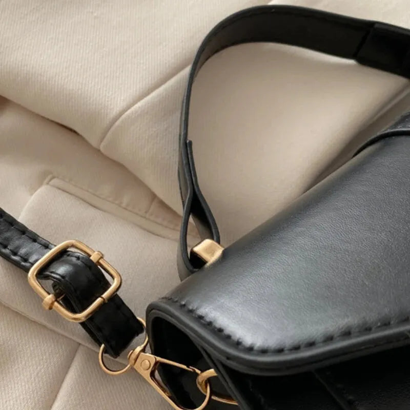Petit sac à main bandoulière à rabat aux finitions doré Isaline